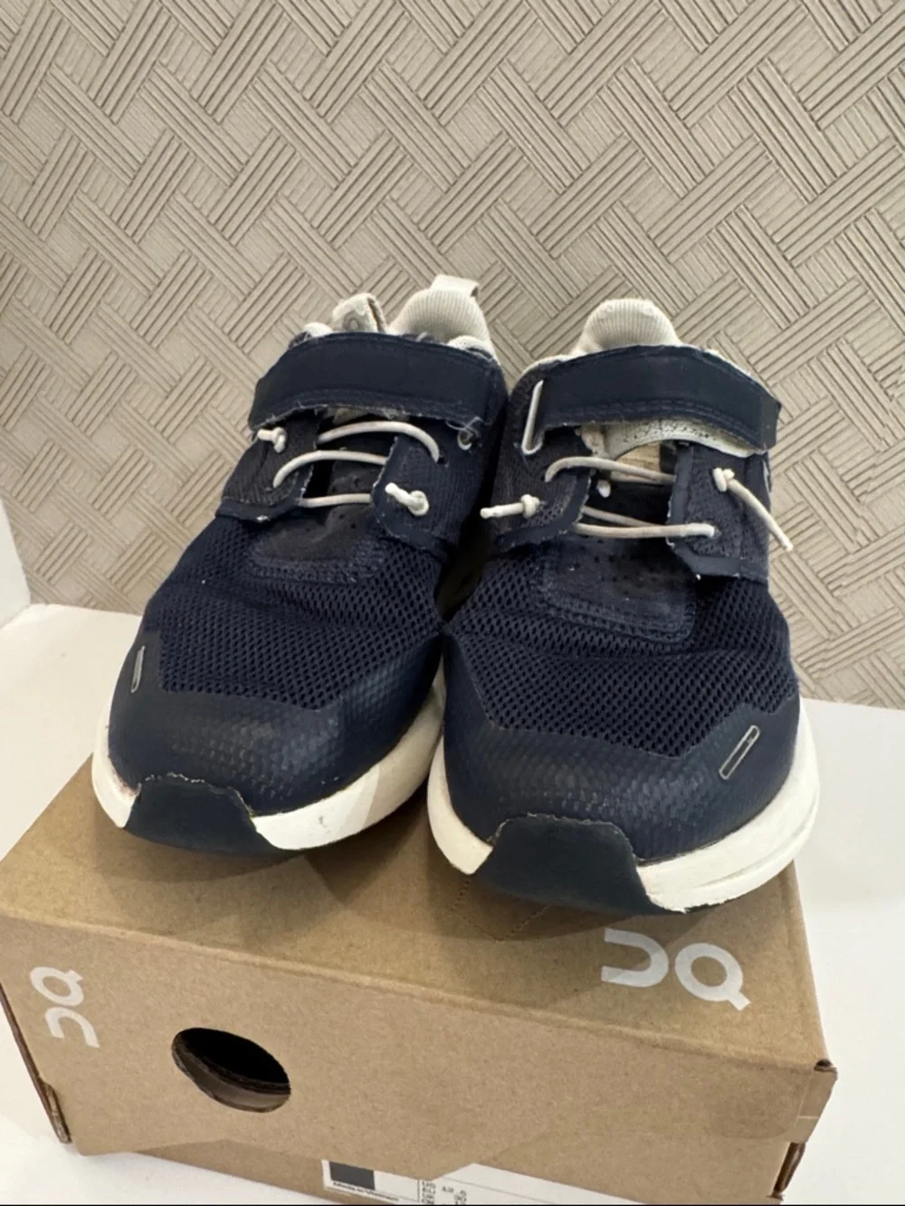 On Running Cloud Play sneakers (Little Kid) Color: MIDNIGHT/WHITE size 12.5 - Picture 4 of 12